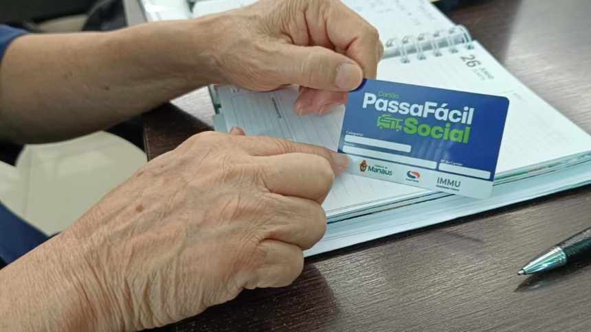 Mãos segurando cartão PassaFácil Social em Manaus, Brasil.