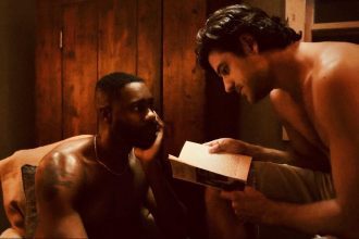 Marcos Pigossi em cena do filme 'Maré Alta'.