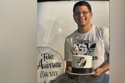 Marcos Willian de Aguiar, 33 anos, com bolo de aniversário.
