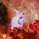 Imagem colorida mostra Garantido em apresentação no bumbódromo em 2025