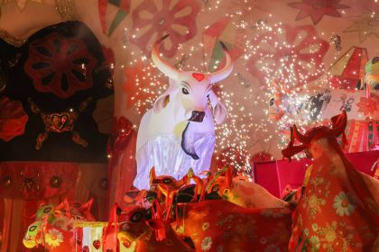 Imagem colorida mostra Garantido em apresentação no bumbódromo em 2025