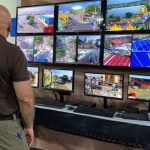 Monitoramento de segurança em Parintins: telas exibem imagens de câmeras.