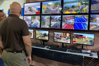 Monitoramento de segurança em Parintins: telas exibem imagens de câmeras.