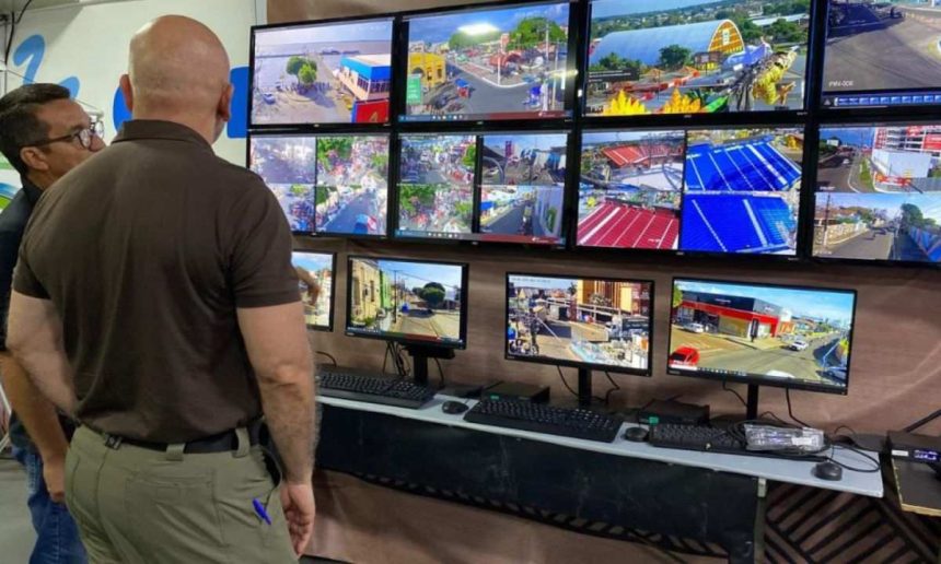 Monitoramento de segurança em Parintins: telas exibem imagens de câmeras.