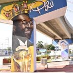 Mural do Rei Pelé em novo complexo viário em Manaus, com coroa e taça.