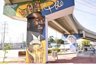 Mural do Rei Pelé em novo complexo viário em Manaus, com coroa e taça.