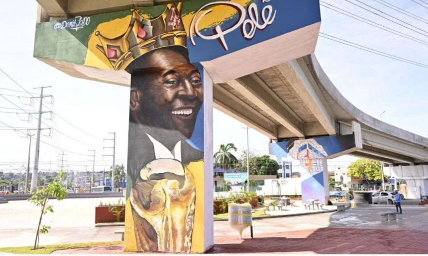 Mural do Rei Pelé em novo complexo viário em Manaus, com coroa e taça.