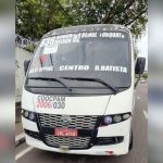 Ônibus branco com adesivos, placa JXL-6113, na avenida Djalma Batista, em Manaus.