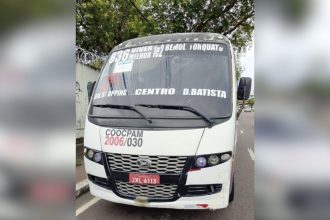 Ônibus branco com adesivos, placa JXL-6113, na avenida Djalma Batista, em Manaus.