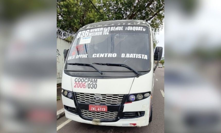 Ônibus branco com adesivos, placa JXL-6113, na avenida Djalma Batista, em Manaus.