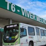 Ônibus da empresa Auto Ônibus Lider em frente à estação T6 - Viver Melhor.