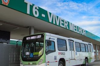 Ônibus da empresa Auto Ônibus Lider em frente à estação T6 - Viver Melhor.