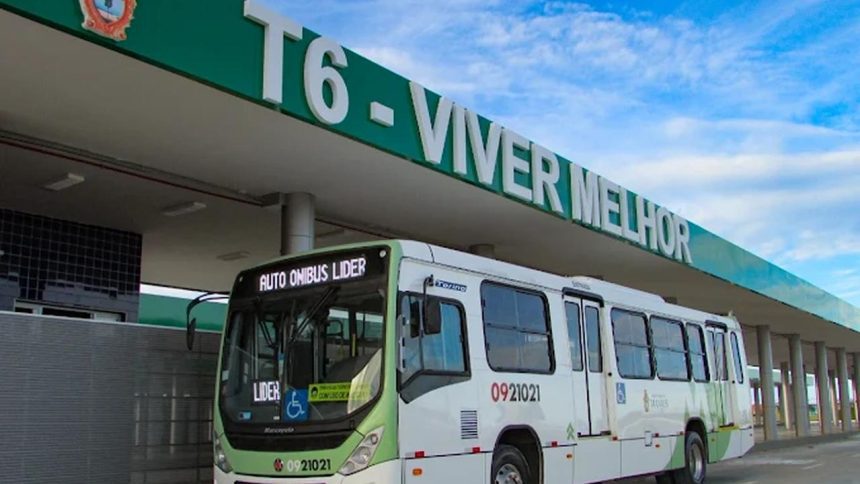 Ônibus da empresa Auto Ônibus Lider em frente à estação T6 - Viver Melhor.