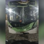 Ônibus danificado em Manaus após colisão com poste, com para-brisa quebrado e teto amassado.