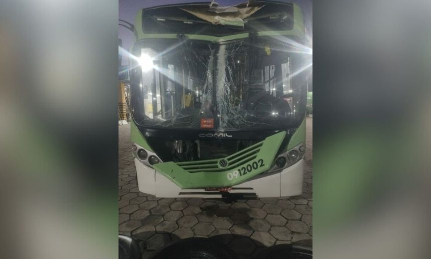 Ônibus danificado em Manaus após colisão com poste, com para-brisa quebrado e teto amassado.