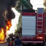 Ônibus em chamas no Distrito Industrial após incêndio.