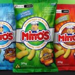 Pacotes de salgadinho Mimo's nos sabores churrasco, queijo e bacon.
