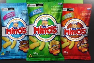 Pacotes de salgadinho Mimo's nos sabores churrasco, queijo e bacon.