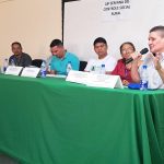 Painel de discussão com participantes em evento sobre controle social.