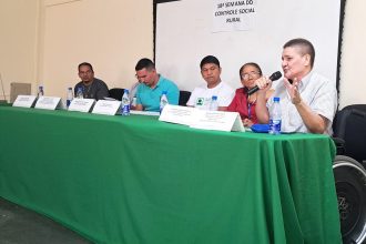 Painel de discussão com participantes em evento sobre controle social.