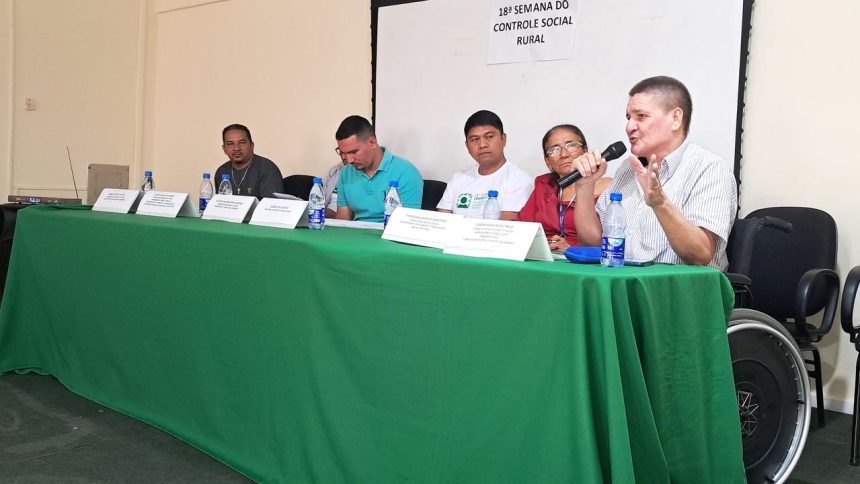 Painel de discussão com participantes em evento sobre controle social.