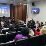 Palestra do Sebrae sobre empreendedorismo no Amazonas, com painel e público.