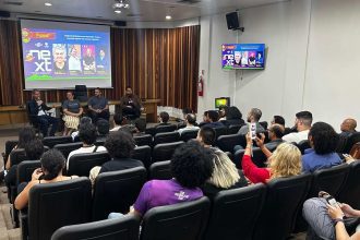 Palestra do Sebrae sobre empreendedorismo no Amazonas, com painel e público.