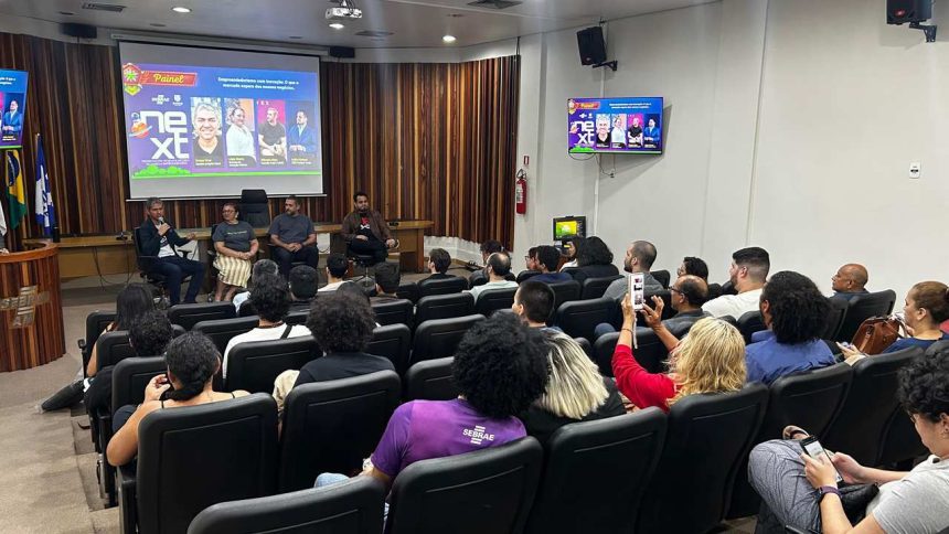 Palestra do Sebrae sobre empreendedorismo no Amazonas, com painel e público.
