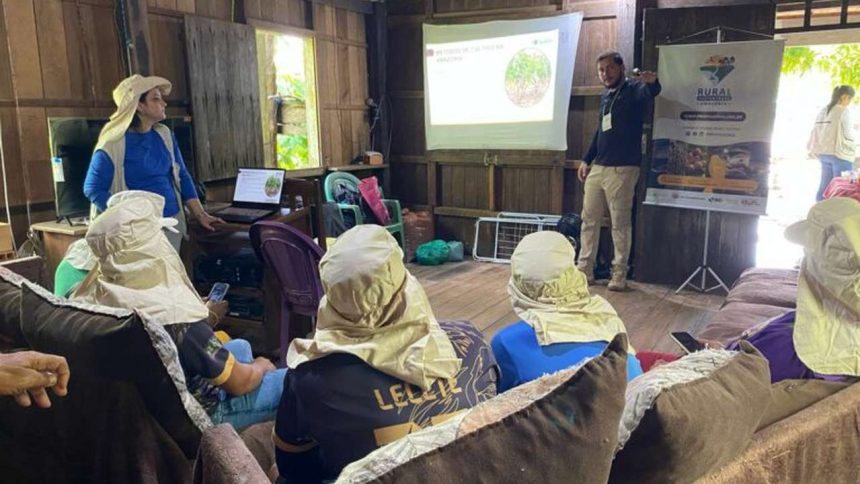 Palestra sobre projeto de sustentabilidade em Manicoré, com apresentação em tela e participantes.