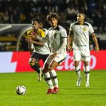 Partida de futebol Criciúma x Amazonas: jogadores em ação no gramado.