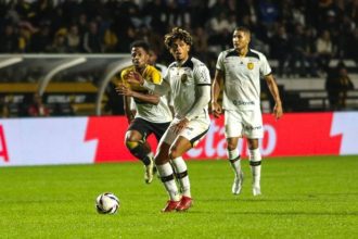 Partida de futebol Criciúma x Amazonas: jogadores em ação no gramado.