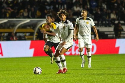 Partida de futebol Criciúma x Amazonas: jogadores em ação no gramado.