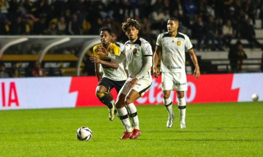 Partida de futebol Criciúma x Amazonas: jogadores em ação no gramado.