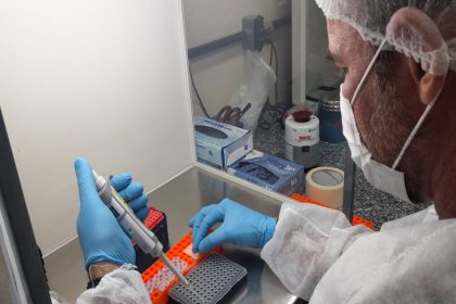 Pesquisador usando equipamentos de laboratório em ambiente hospitalar.