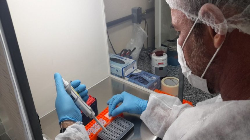 Pesquisador usando equipamentos de laboratório em ambiente hospitalar.