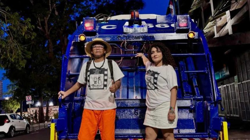 Pessoas em frente a um veículo azul, possivelmente durante evento.