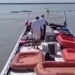 Pessoas em um barco no Rio Amazonas, com botes salva-vidas a bordo.