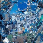 Pilhas de placas de circuito de celulares apreendidas.