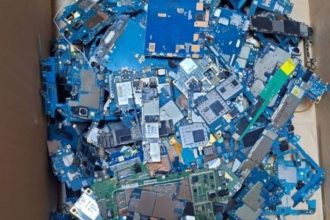 Pilhas de placas de circuito de celulares apreendidas.