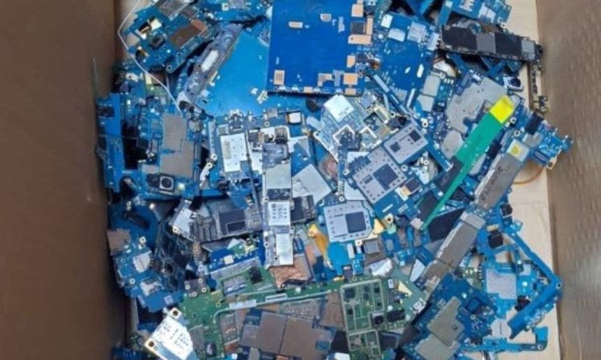 Pilhas de placas de circuito de celulares apreendidas.