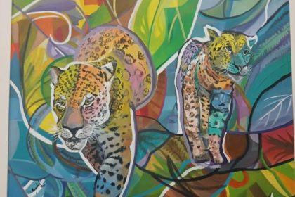 Pintura abstrata de dois jaguares em meio à folhagem colorida, representando a fauna amazônica.