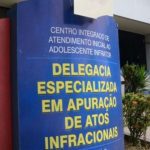 Placa da Delegacia Especializada em Apuração de Atos Infracionais.