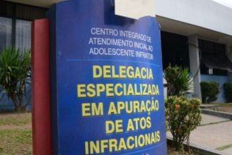 Placa da Delegacia Especializada em Apuração de Atos Infracionais.