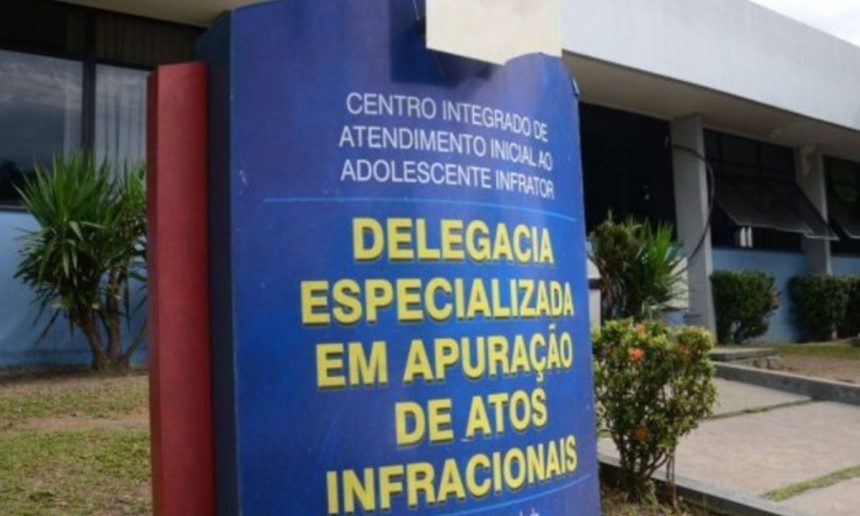 Placa da Delegacia Especializada em Apuração de Atos Infracionais.