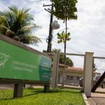 Sede do Instituto Mamirauá em Tefé Placa verde com o logotipo do Instituto de Desenvolvimento Sustentável Mamirauá em frente a um portão.