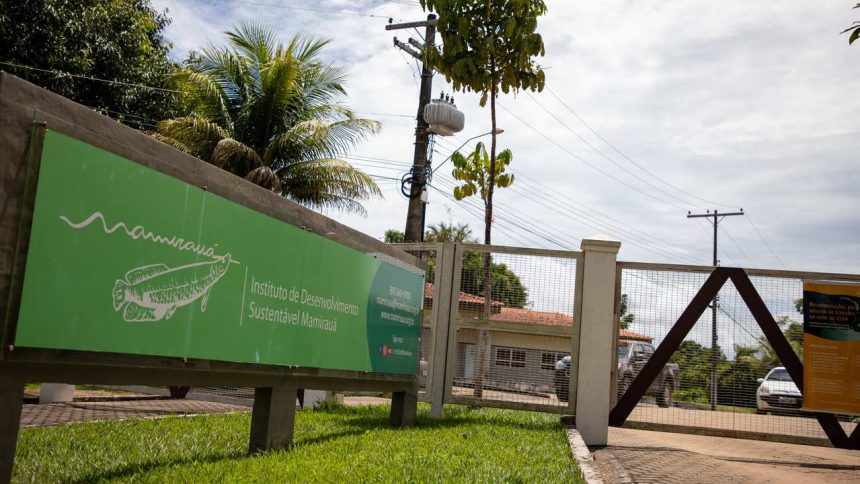 Sede do Instituto Mamirauá em Tefé Placa verde com o logotipo do Instituto de Desenvolvimento Sustentável Mamirauá em frente a um portão.