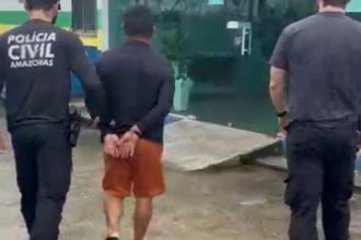 Polícia Civil conduz homem preso por agressão e posse ilegal de arma.