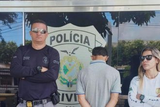 Polícia Civil prende suspeitos de estupro de menor. Policiais posam com suspeitos.