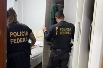 Polícia Federal em ação durante operação de combate a crimes eleitorais