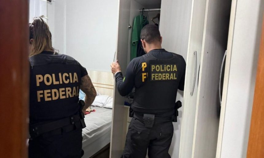 Polícia Federal em ação durante operação de combate a crimes eleitorais